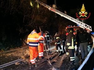 Frana tra Luino e Maccagno, aperta unità di crisi. Strada chiusa almeno fino a domani