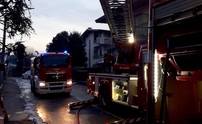 Diversi interventi dei vigili del fuoco nella notte, muore un uomo in casa avvolto dalle fiamme