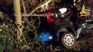 Auto si ribalta sulla strada del Cucco e finisce contro gli alberi, grave un 26enne