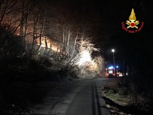 Vasto incendio nel bosco tra Montegrino e Cugliate