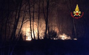Vasto incendio nel bosco tra Montegrino e Cugliate