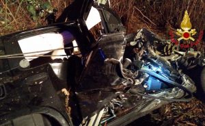 Auto si ribalta sulla strada del Cucco e finisce contro gli alberi, grave un 26enne