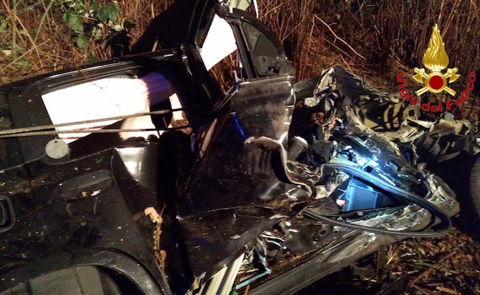 Auto si ribalta sulla strada del Cucco e finisce contro gli alberi, grave un 26enne