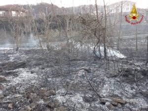 Oltre 60 interventi dei vigili del fuoco per il vento forte, incendio a Laveno
