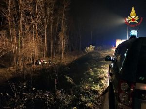 Grave incidente sulla provinciale tra Luino e Ponte Tresa, auto in una scarpata
