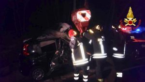 Auto si ribalta sulla strada del Cucco e finisce contro gli alberi, grave un 26enne