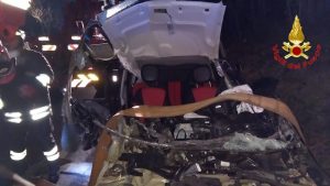 Auto si ribalta sulla strada del Cucco e finisce contro gli alberi, grave un 26enne
