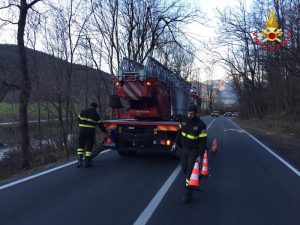 Oltre 60 interventi dei vigili del fuoco per il vento forte, incendio a Laveno