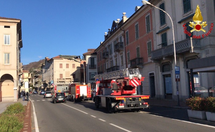 Oltre 60 interventi dei vigili del fuoco per il vento forte, incendio a Laveno