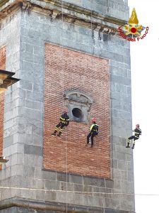 Luino, per l'Immacolata omaggio dei vigili del fuoco alla Madonnina del Porto Vecchio