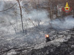 Oltre 60 interventi dei vigili del fuoco per il vento forte, incendio a Laveno