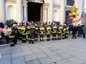 Luino, per l'Immacolata omaggio dei vigili del fuoco alla Madonnina del Porto Vecchio