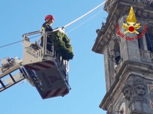Luino, per l'Immacolata omaggio dei vigili del fuoco alla Madonnina del Porto Vecchio