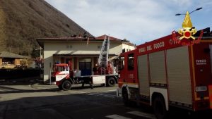 Il vento forte si abbatte sull'Alto Varesotto, danni e incendi