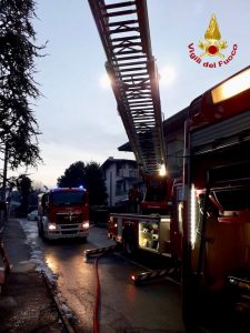 Diversi interventi dei vigili del fuoco nella notte, muore un uomo in casa avvolto dalle fiamme