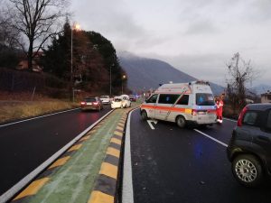 Grave incidente sulla statale a Brenta, coinvolti anche due bimbi. 86enne al Circolo in elisoccorso
