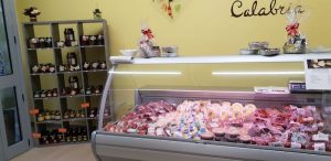 Giovanni e il suo "Sapori di Calabria" deliziano il centro di Luino