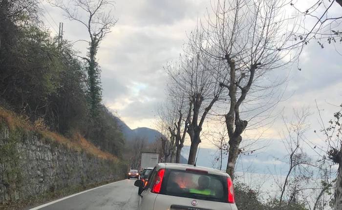 Tir incastrato sulla strada tra Castelveccana e Laveno, disagi alla circolazione