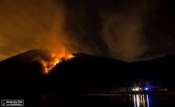 La Valganna brucia ancora, le fiamme avvolgono la montagna sopra il lago di Ghirla