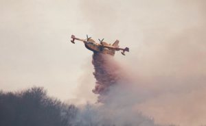 La Valganna ancora in fiamme, Canadair in azione