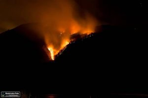 La Valganna brucia ancora, le fiamme avvolgono la montagna sopra il lago di Ghirla