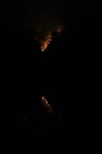 La Valganna brucia ancora, le fiamme avvolgono la montagna sopra il lago di Ghirla