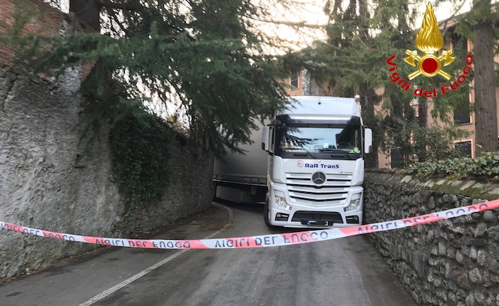 Tir incastrato in centro a Porto Valtravaglia, intervengono i vigili del fuoco