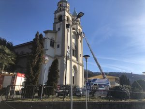 Creva, 77enne cade mentre tira via le luminarie natalizie dal campanile