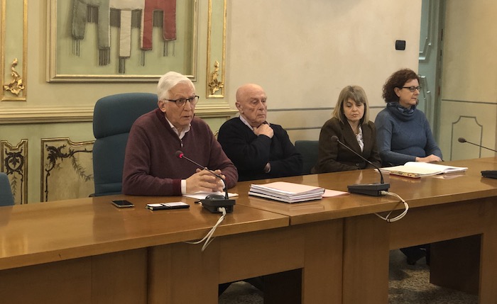 Laveno, il sindaco Ielmini salva i lecci del lungolago. “Ora rivedremo il progetto”