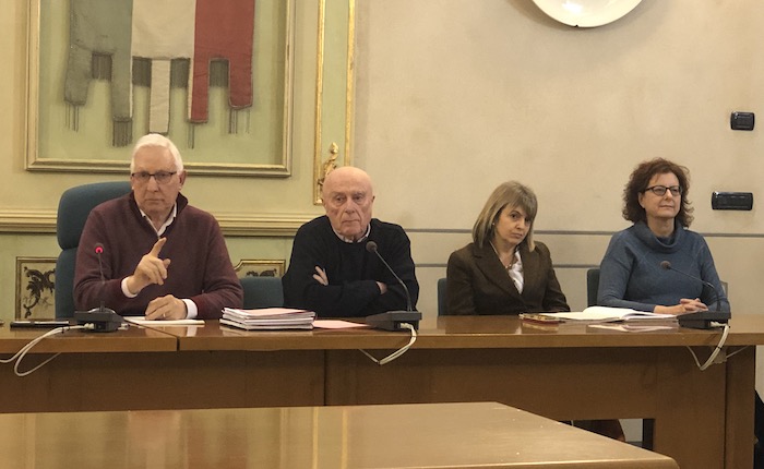 Laveno, il sindaco Ielmini salva i lecci del lungolago. “Ora rivedremo il progetto”