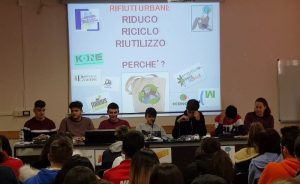 Luino, gli studenti: "Dalla raccolta differenziata al riciclo, ecco come salvare il pianeta"
