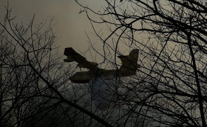 Incendio in Valganna, si fermano canadair ed elicotteri. Domani preoccupa il vento