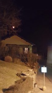 Non c'è pace per la Valganna, tornano il vento e le fiamme: incendio visibile da lontano