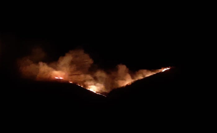 Non c'è pace per la Valganna, tornano il vento e le fiamme: incendio visibile da lontano