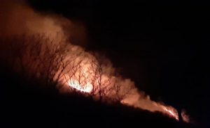 Non c'è pace per la Valganna, tornano il vento e le fiamme: incendio visibile da lontano