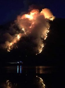 Valganna, brucia ancora tutto sopra il lago di Ghirla. La colpa non è del vento