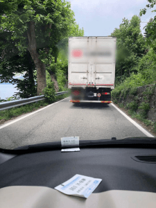 Tir incastrato sulla strada tra Castelveccana e Laveno, disagi alla circolazione