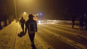 Strada ghiacciata, scontro fra due auto sulla provinciale a Cremenaga