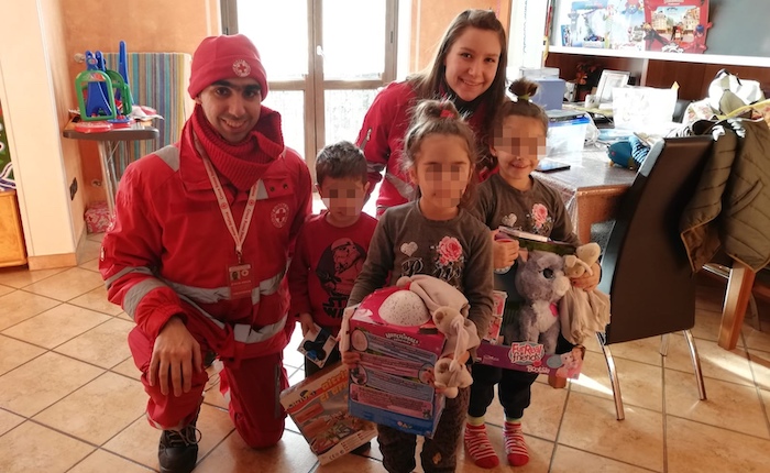 Grazie alla CRI di Luino e alla PVL sorridono 70 bambini, consegnati i regali di Natale