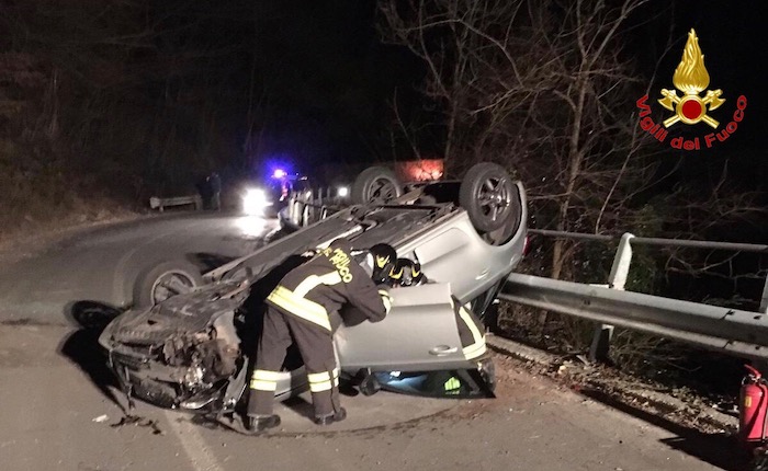 Auto si ribalta tra Luino e Cremenaga, una 27enne in Pronto Soccorso