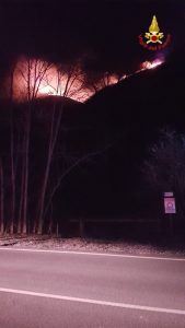 Non c'è pace per la Valganna, tornano il vento e le fiamme: incendio visibile da lontano