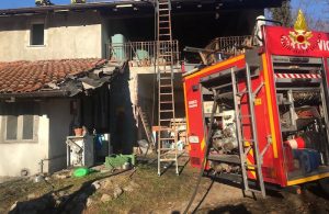 In fiamme il tetto di un'azienda agricola a Gemonio