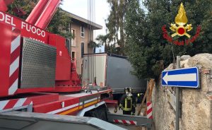 Tir incastrato in centro a Porto Valtravaglia, intervengono i vigili del fuoco