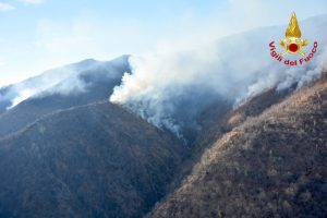 Incendio in Valganna, si fermano canadair ed elicotteri. Domani preoccupa il vento