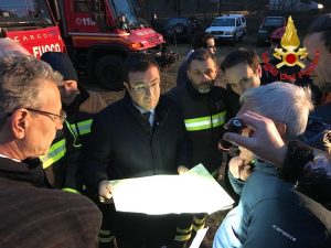Incendio in Valganna, si fermano canadair ed elicotteri. Domani preoccupa il vento