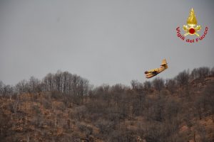 Incendio in Valganna, si fermano canadair ed elicotteri. Domani preoccupa il vento