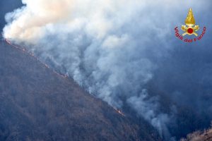 Incendio in Valganna, si fermano canadair ed elicotteri. Domani preoccupa il vento