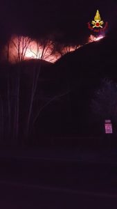 Non c'è pace per la Valganna, tornano il vento e le fiamme: incendio visibile da lontano