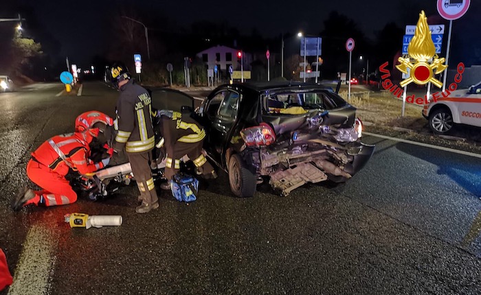 Scontro tra auto sulla Vergiatese, anche due bambini coinvolti