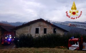 In fiamme un cascinale, intervenuti venti vigili del fuoco con 7 automezzi